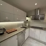 Cityscape Retreat - And Modern *