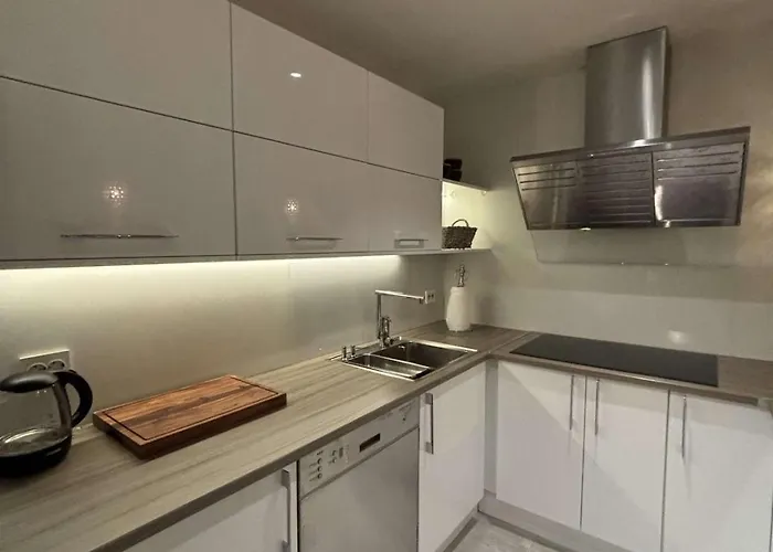 Cityscape Retreat - And Modern *