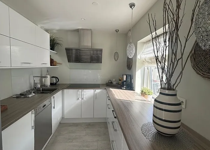 Cityscape Retreat - And Modern