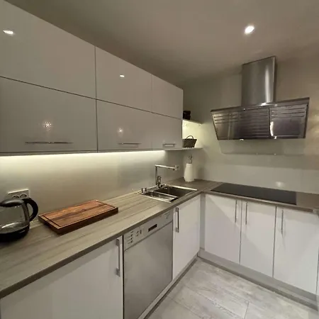 Cityscape Retreat - And Modern *