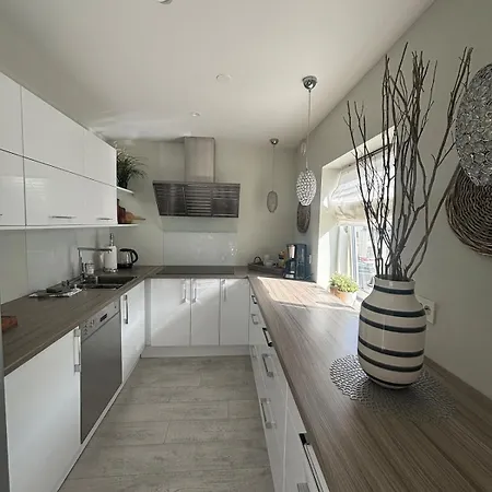 Cityscape Retreat - And Modern